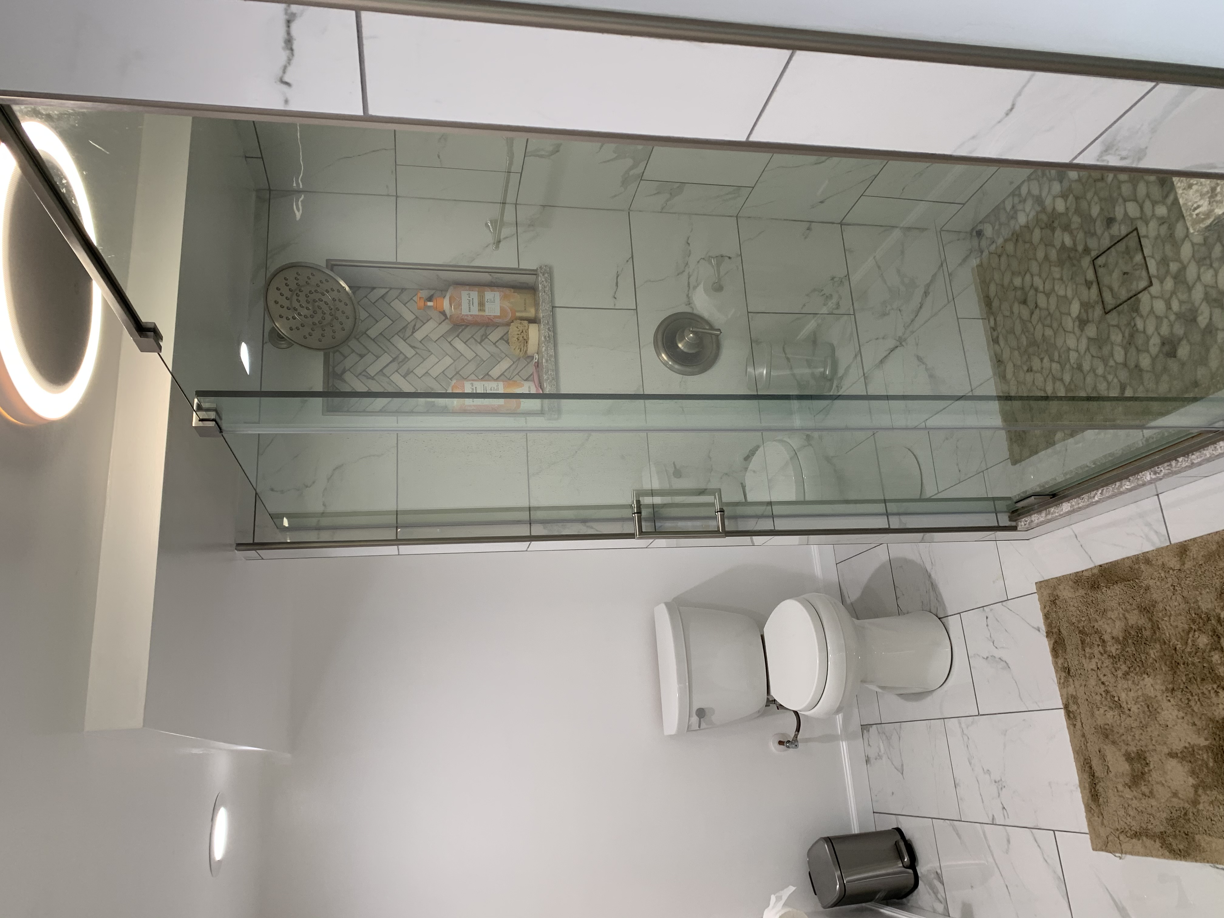 Corner shower, warm grey